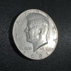 1981-D Kennedy Half Dollar, BU, MINT STATE Quality, DIE CHIPS, TONING!  50-0065